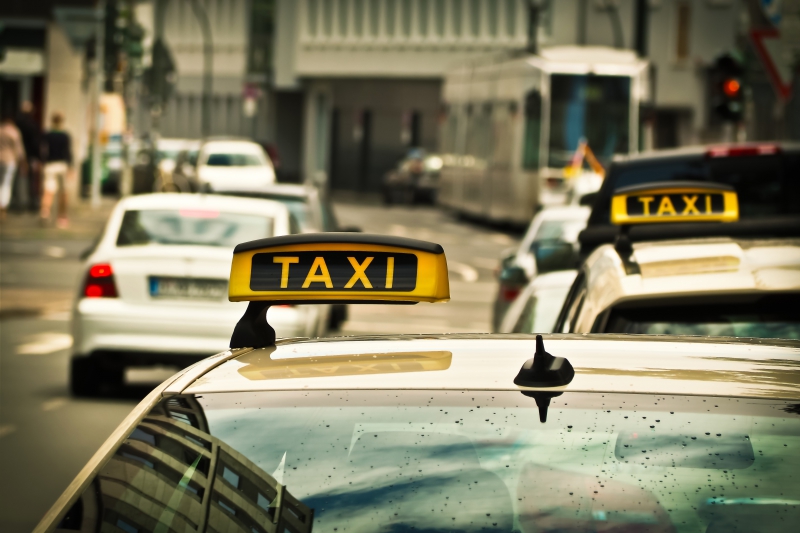 taxis-MENTON-min_road-traffic-car-glass-driving-city-583084-pxhere.com