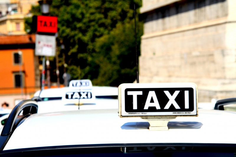 taxis-MENTON-min_taxi_auto_rome_road_white-1051610